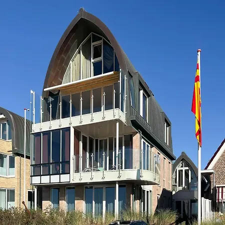 Modern Coast With Private Patio 아파트