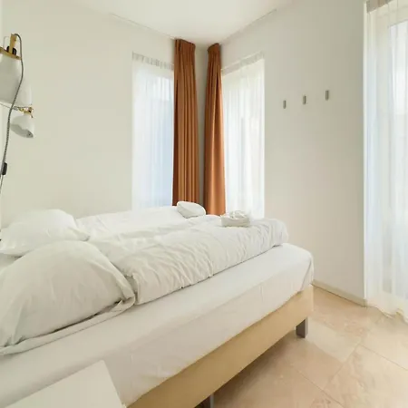 Modern Coast With Private Patio * 에크몬드안지